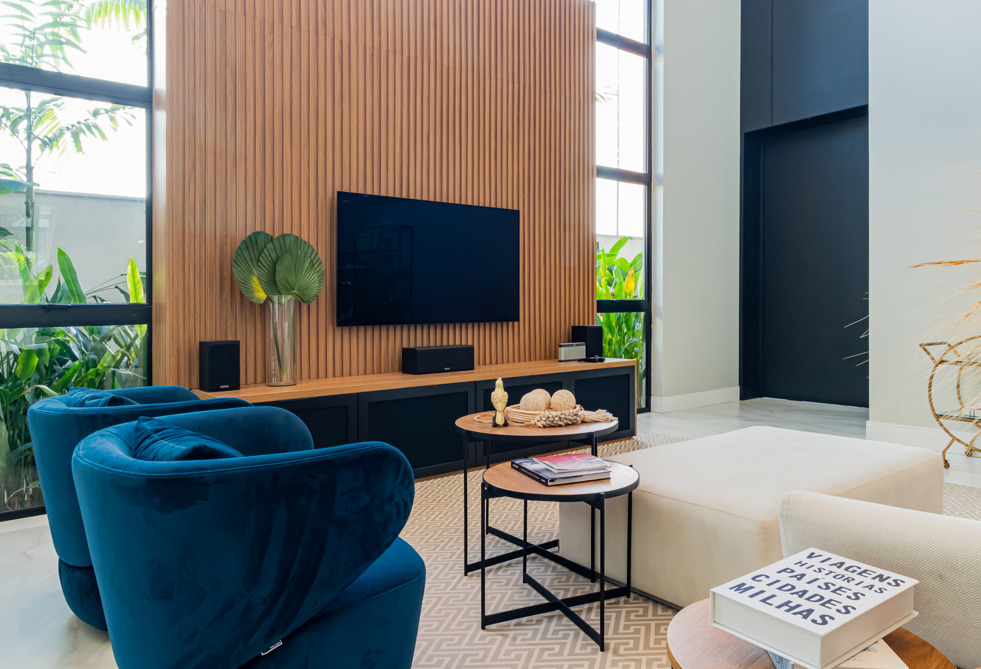 Espaço Projeto - Sala de Estar - Interiores - Painel Ripado - Vidro - Iluminação Natural